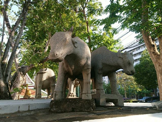 ชมความงามตุ๊กตาหิน@วัดสุทัศน์