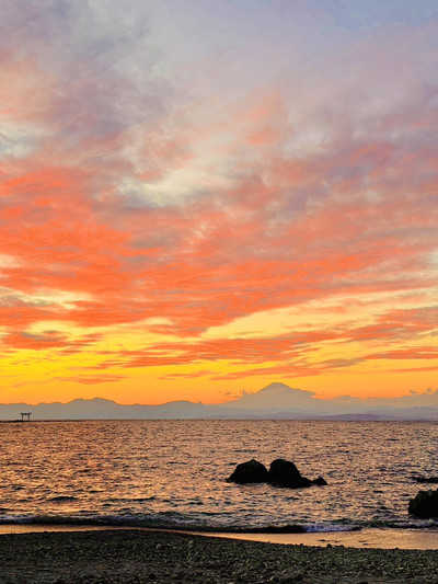 絶景】神奈川県・森戸海岸の夕日が美しすぎる…！🌅 | Trip.com 葉山