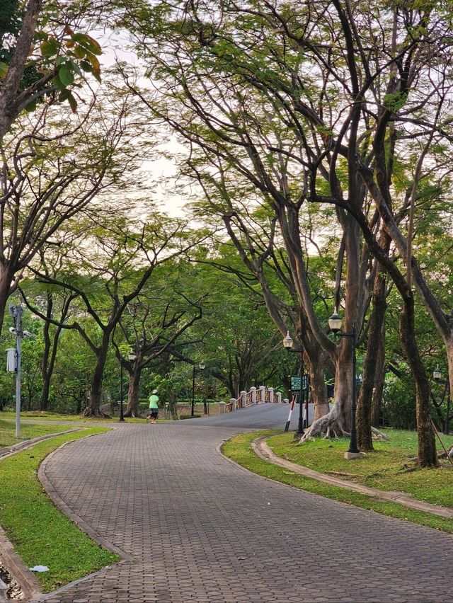 เดินเล่น ถ่ายรูป เดท ในบรรยากาศธรรมชาติกลางกรุง