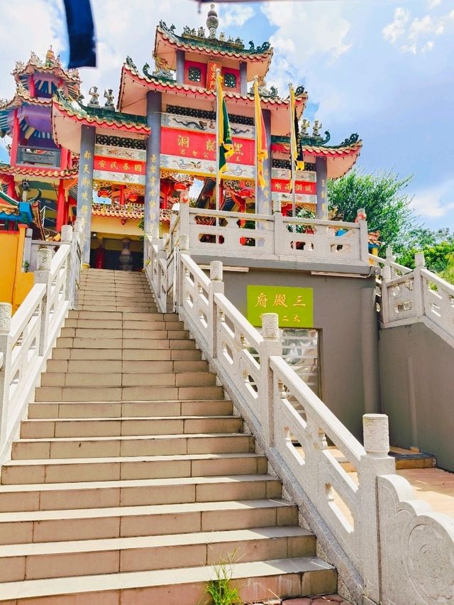 Seek the Dragon's: An Adventurer's Guide to Yong Peng's Cave Temple