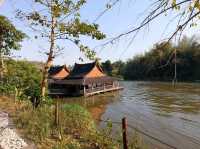 โรงแรมนอนสบายพักผ่อนสปาริมลำน้ำแควน้อย