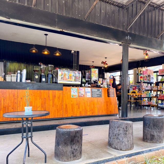 “อยากกาแฟ” คาเฟ่ริมน้ำโซนสันกำแพง เชียงใหม่