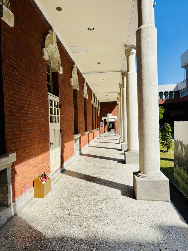 🏛️台南 司法博物館，藍天白雲下的歷史建築！✨