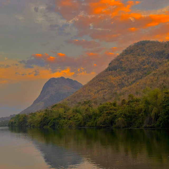 นอนแพริมน้ำ วิวภูเขา บรรยากาศโคตรฟิน 🛁⛰️🏞️