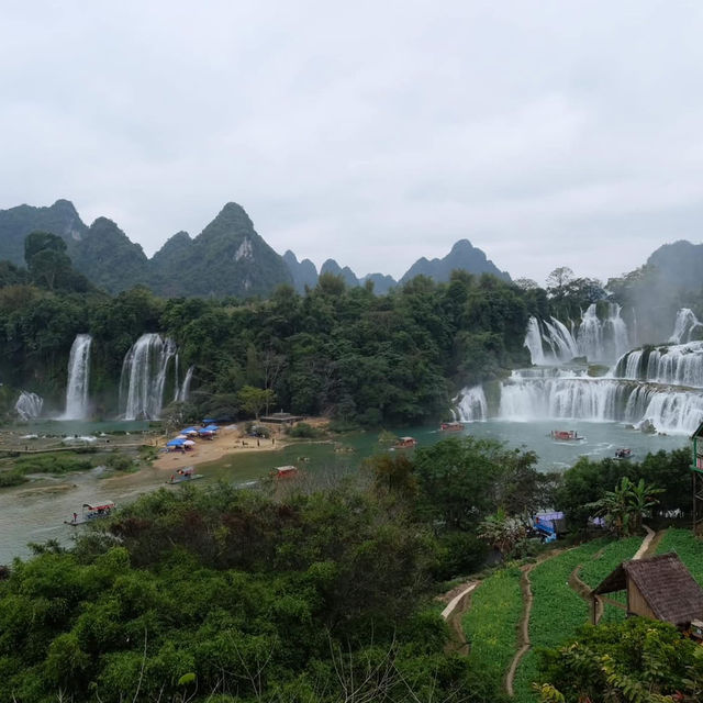 น้ำตกเตียนข้ามชาติใหญ่ที่สุดในเอเชีย