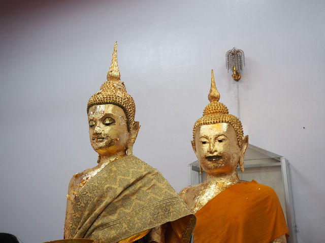 ตลาดร่มหุบแม่กลอง ไหว้พระวัดเก่าแก่ 1 วัน