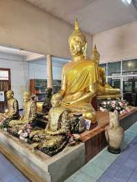 วัดมหาธาตุวรวิหาร สักการะพระปรางค์เก่าแก่