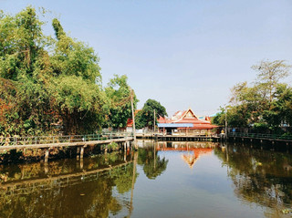 สถานที่ท่องเที่ยวชื่อดังริมแม่น้ำเจ้าพระยาในกรุงเทพฯ ประเทศไทย: ทางเดินริมแม่น้ำเจ้าพระยา ที่มีทิวทัศน์สวยงามริมฝั่งแม่น้ำ เหมาะสำหรับการพักผ่อนและถ่ายรูปเป็นอย่างยิ่ง 📸
