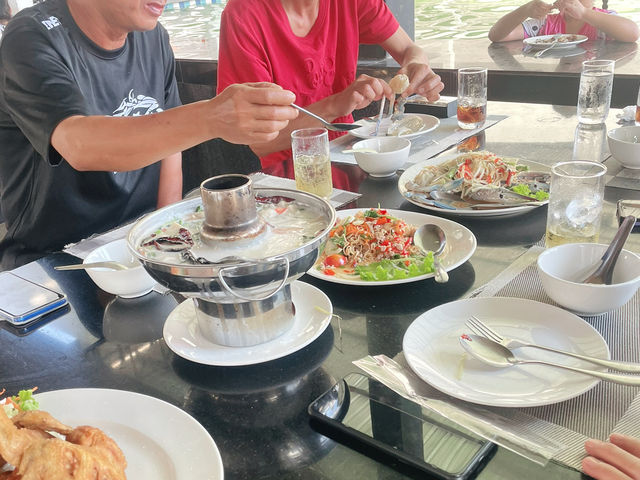 คาเฟ่ครอบครัวที่เด่นชัย 🧑‍🧑‍🧒‍🧒