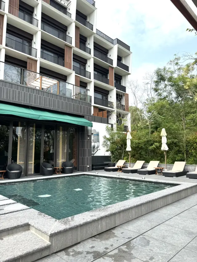 台南高CP泳池住宿 捷絲旅台南虎山館