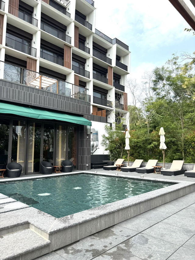 台南高CP泳池住宿 捷絲旅台南虎山館