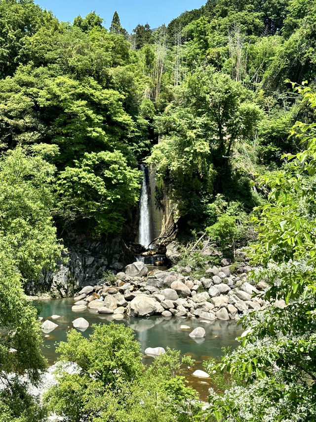 【岐阜】エメラルドグリーンの水面、山々、空の青さが素晴らしい
