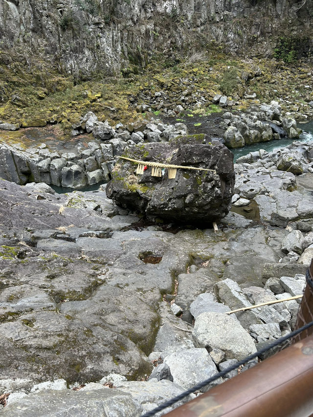 探索高千穗峽：九州的自然奇觀與神話聖地 🌿🚣‍♂️