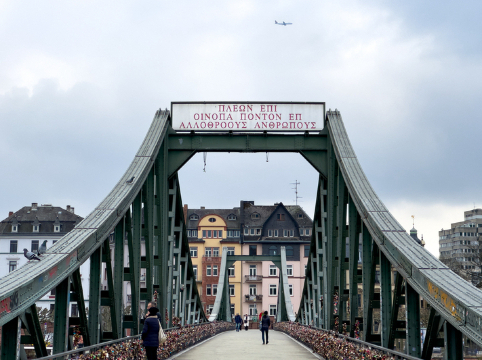 マイン川を渡る名フォトスポット】鉄の橋（Eiserner Steg）🌉💑 | Trip