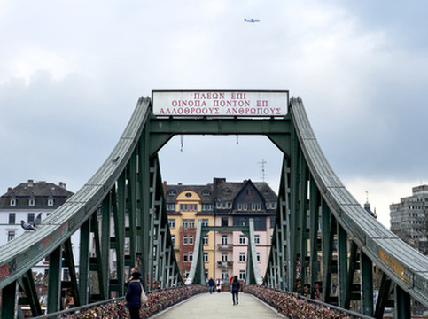 マイン川を渡る名フォトスポット】鉄の橋（Eiserner Steg）🌉💑 | Trip