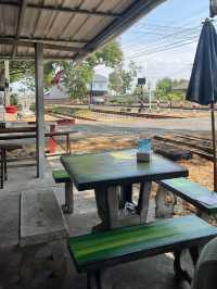 ส้มตำยายขัน ริมทางรถไฟสุดแซ่บ