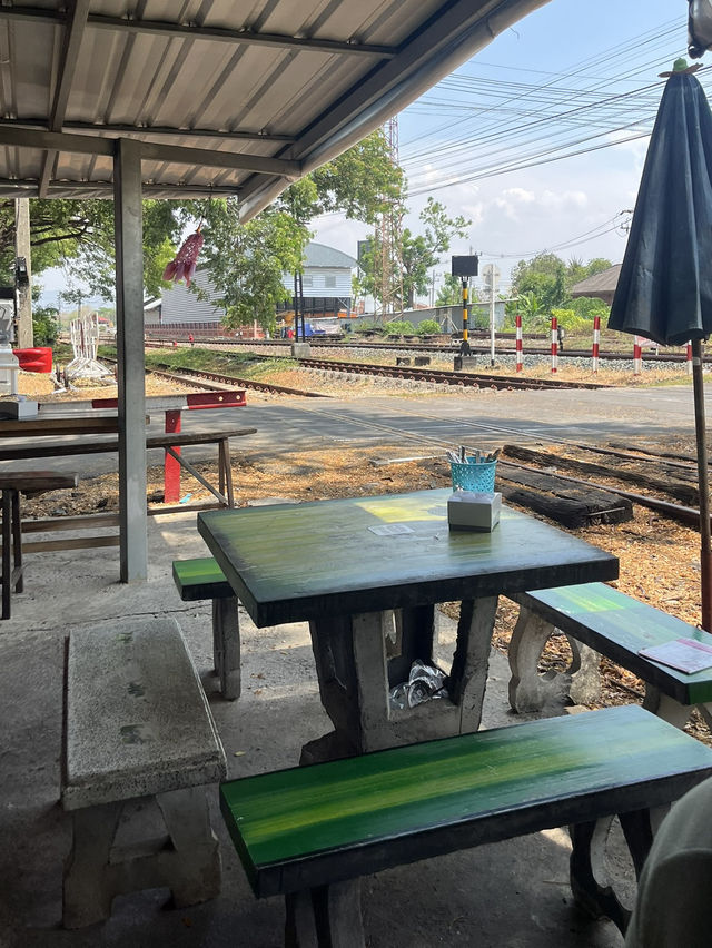 ส้มตำยายขัน ริมทางรถไฟสุดแซ่บ