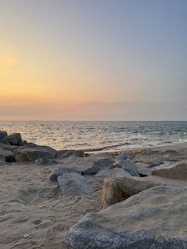 มาดูพระอาทิตย์ตก “หาดบางแสน” 🏝️