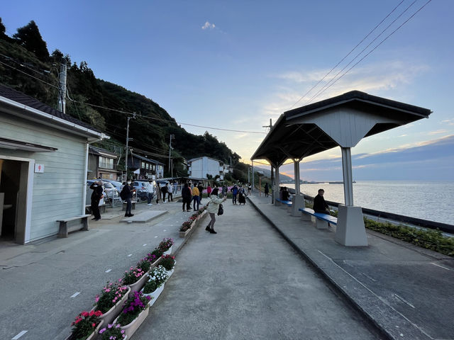 【下灘駅｜しもなだえき｜愛媛県 伊予市】 「日本一海に近い駅」と称される、絶景ローカル駅