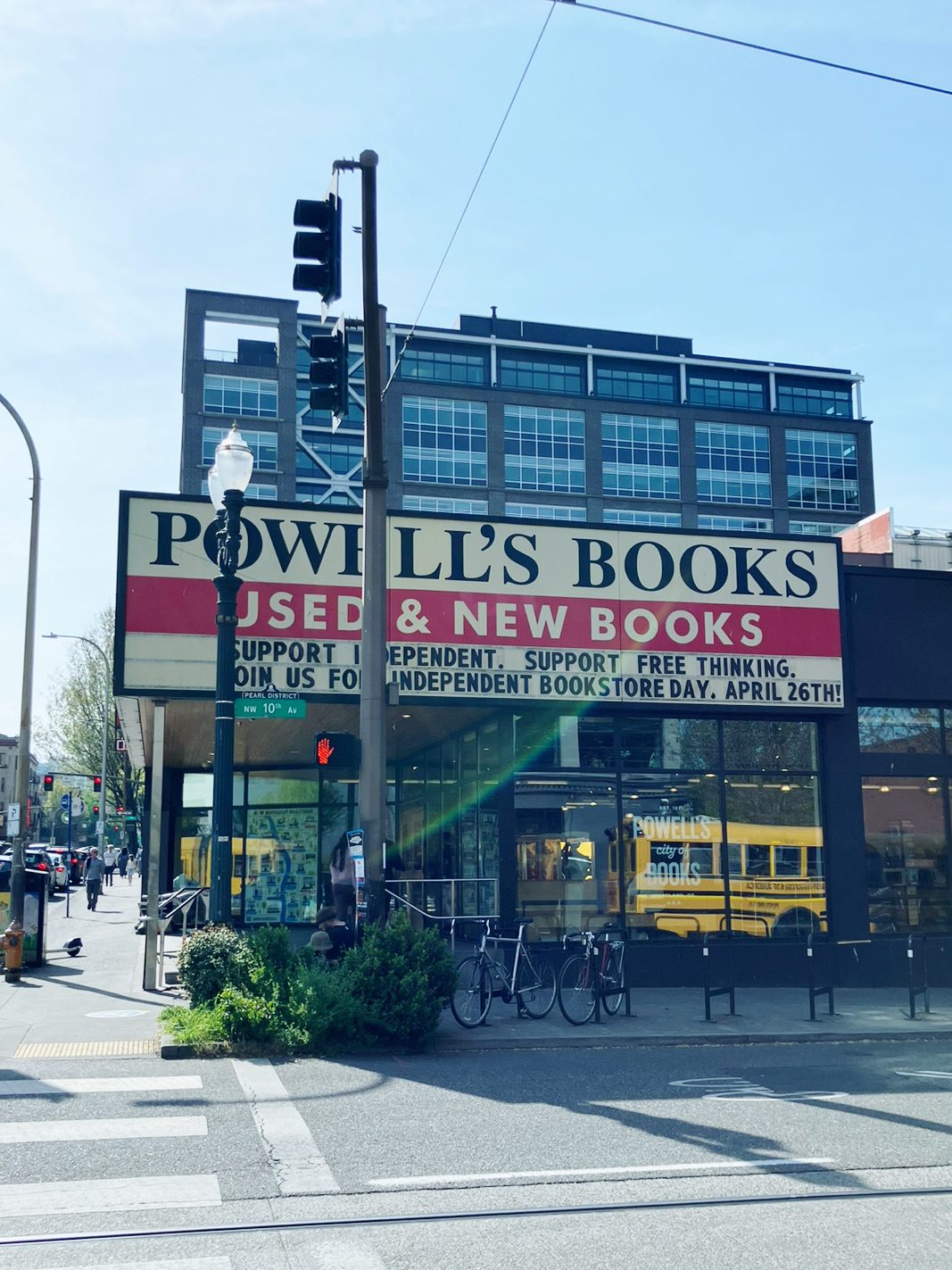 全球最大的獨立書店，波特蘭的地標（？），鮑威爾書店！