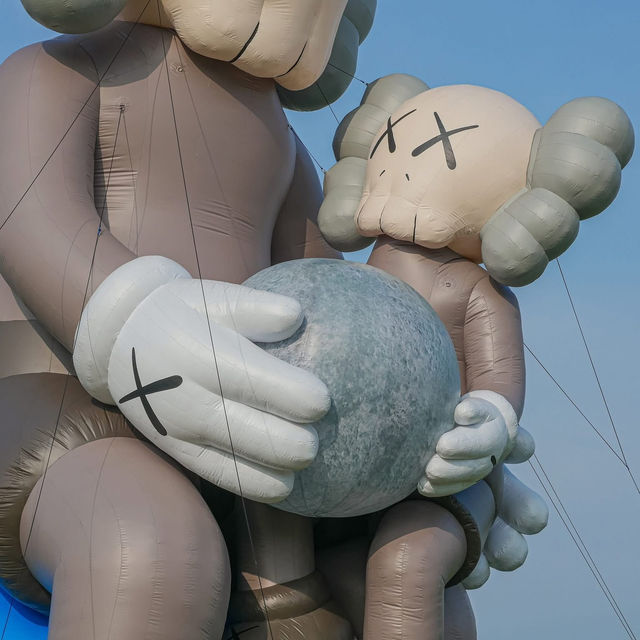 เมื่อ KAWS  มาพักร้อนที่สนามหลวง ✨☀️