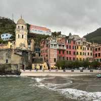 🏡 *Cinque Terre: A Rainbow Cascade of Seaside Villages* 🌊🌿