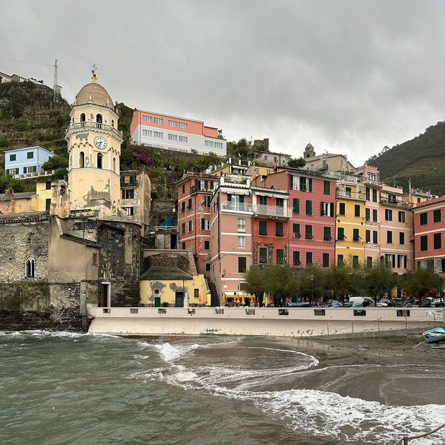 🏡 *Cinque Terre: A Rainbow Cascade of Seaside Villages* 🌊🌿