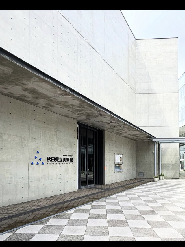 🎯【秋田・秋田県立美術館】藤田嗣治の大壁画に出会える、水辺のモダンアート空間 