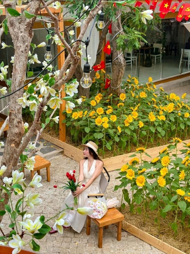 Quán cà phê ngập tràn hoa xinh mới toanh tại Thủ Đức