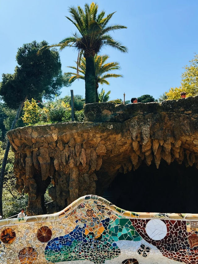 【ガウディの魔法に包まれる】グエル公園でカラフルな夢の世界へ✨ 