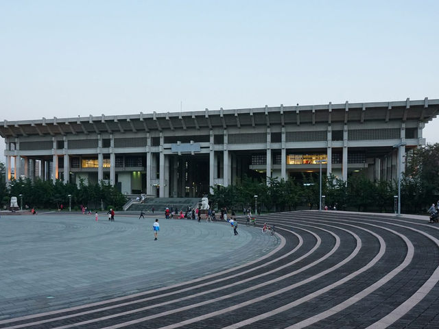 從中正場域到市民大道：高雄文化中心的藝文轉型