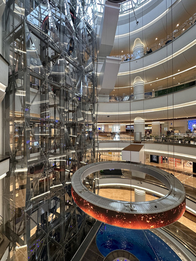 【Dəniz Mall／デニズ・モール｜バクー海岸の“巨大な帆型マルチエンタメ空間”】