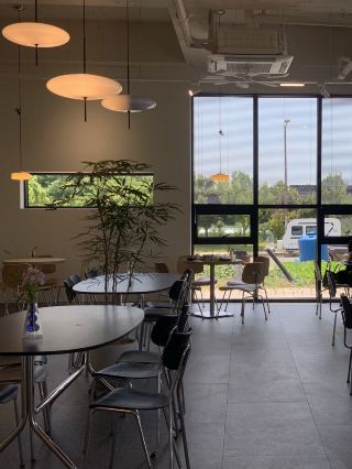 #EmotionalCafe #NajuCafe

Новый сэндвич-ресторан в Наджу
📍FairyBites
⏰9:00 - 20:00
🚗Парковка перед кафе, парковка на улице

Я посетил это место в обеденное время, и больше половины столиков были заняты сэндвичами в этом недавно открывшемся кафе в Наджу – настоящем центре сэндвичей!

Верхнее и боковые окна полностью стеклянные, что обеспечивает обилие солнечного света, а приглушенные цвета столиков создают атмосферу уюта.

Также здесь есть множество уникальных десертов, которые можно заказать!
Грейпфрутовый торт «Эрл Грей» – восхитительный десерт для любителей «Эрл Грей».
Рекомендуем к чашечке кофе в обеденное время
или сытному завтраку! *.*

#GwangjuNearbyCafe