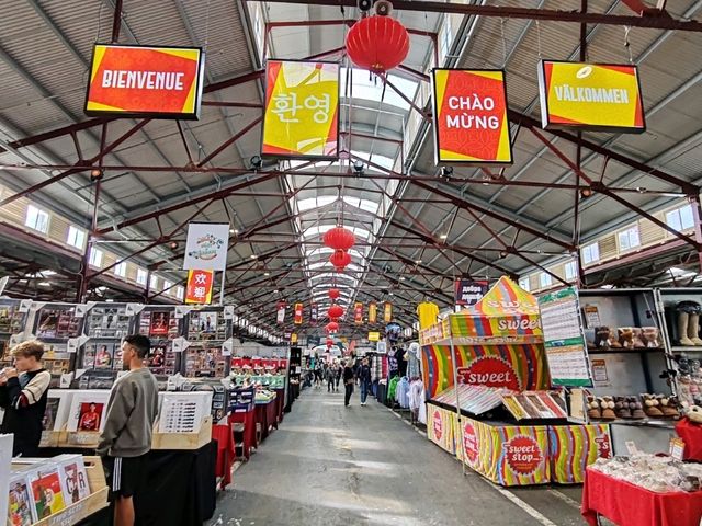 维多利亚女王市场：墨尔本百年历史地标，美食与文化的狂欢地