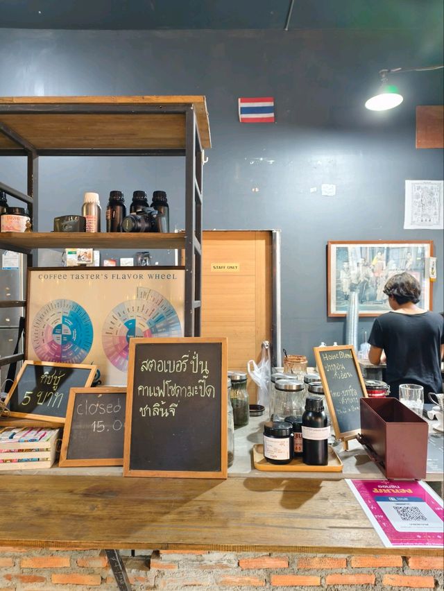 ร้านคาเฟ่ผสมความวินเทจ ณ นายปลาวาฬ (W52) คาเฟ่
