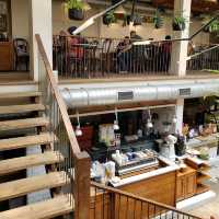 beautiful and spacious eatery