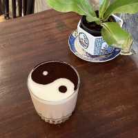 タイの裏路地に潜む落ち着きのあるカフェ「Hei Jii」🇹🇭
