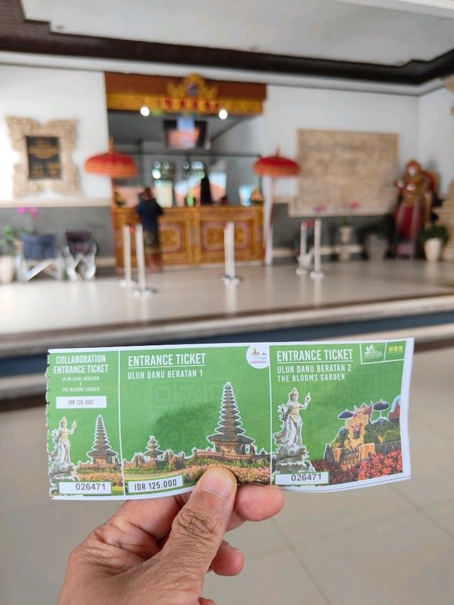 🛕 Reflections in the Mist: A Visit to Ulun Danu Beratan Temple