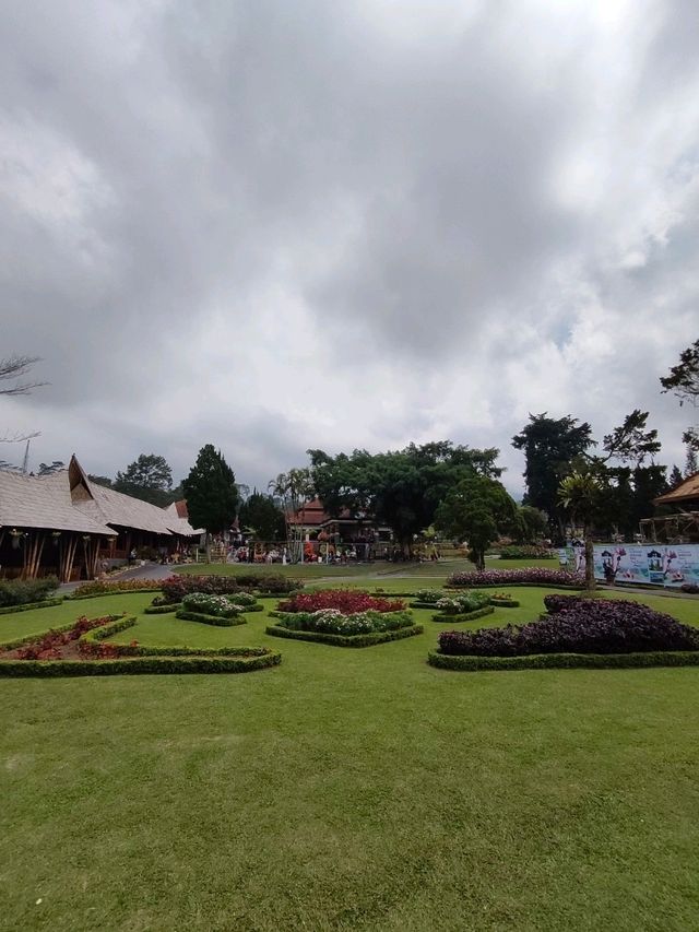 🌺 Ceremonial Reflections: A Walk Through Ulun Danu Beratan Park