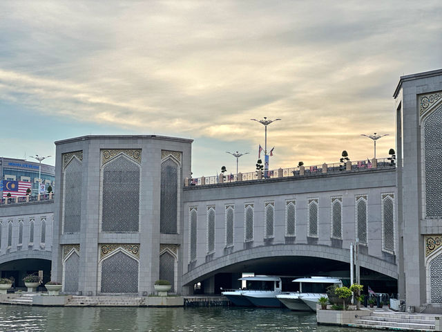 Putra Bridge, Putrajaya – The Iconic Bridge You Must Visit in Malaysia’s Smart City