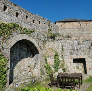 Fort Leicester – Rocky Fort, Sea Views & History to Stay In