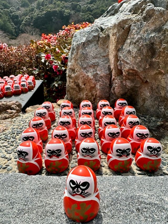 Daruma dreams and temple serenity at Katsuo-ji. 🎐🙏