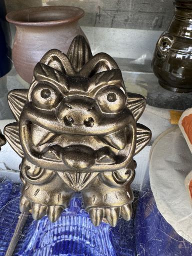 沖縄の壺屋通りにある風獅子専門店——持ち帰るのは陶器ではなく、笑顔で