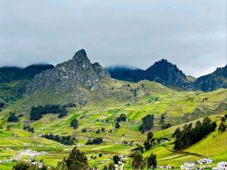 Laguna Quilotoa: A Crater Lake of Mesmerizing Beauty
