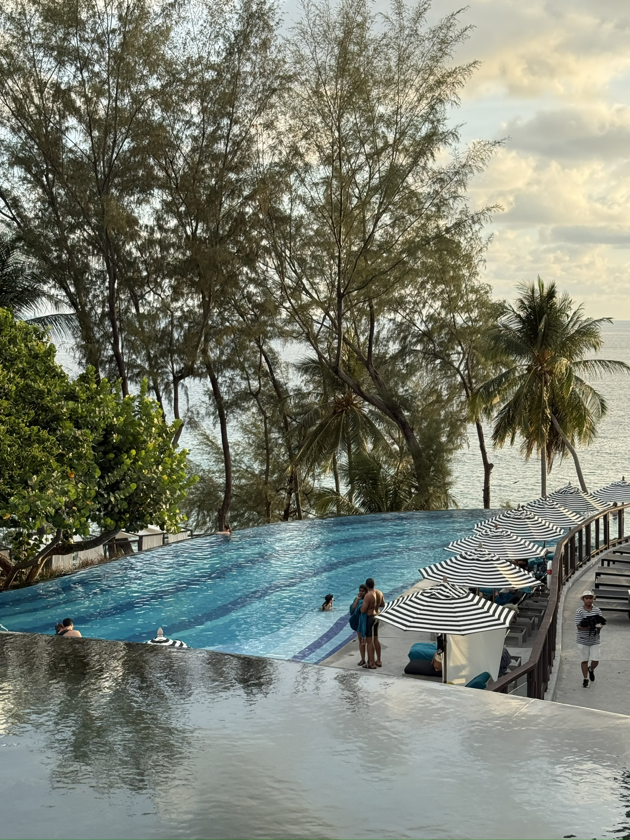 A luxury hotel offering ultimate ocean view vibes—
Pullman Phuket Arcadia Naithon Beach is located right on Naithon Beach. The atmosphere is highly private and perfectly serene, making it ideal for those seeking a serious getaway. Plus, it's only about a 10-minute drive from the airport.  

⸻

🌊 Atmosphere & Design
Perched on a hillside, the resort boasts breathtaking, uninterrupted views of the Andaman Sea.
The highlight here is the stunning infinity pool overlooking the ocean—every angle is absolutely Instagram-worthy.
The overall design features a luxurious modern tropical style that feels incredibly airy, spacious, and ultra-peaceful.