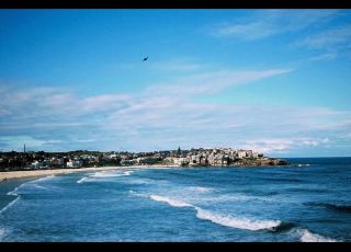 Bondi Beach, a must-visit beach in Sydney! Blue skies, white clouds, vintage murals, and an amazing surfing atmosphere ✨