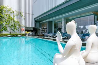 Hilton Sukhumvit Bangkok: The Rooftop Pool That Looks Like an Art Gallery! 🏙️🗿