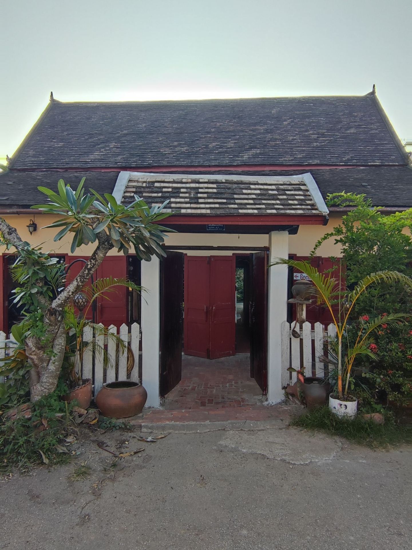 瑯勃拉邦步行街附近住宿：@Villa Khoum Xieng Thong Boutique