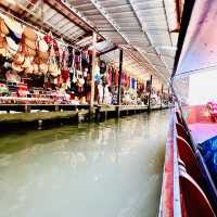 Relaxing river market travel in Thailand!  