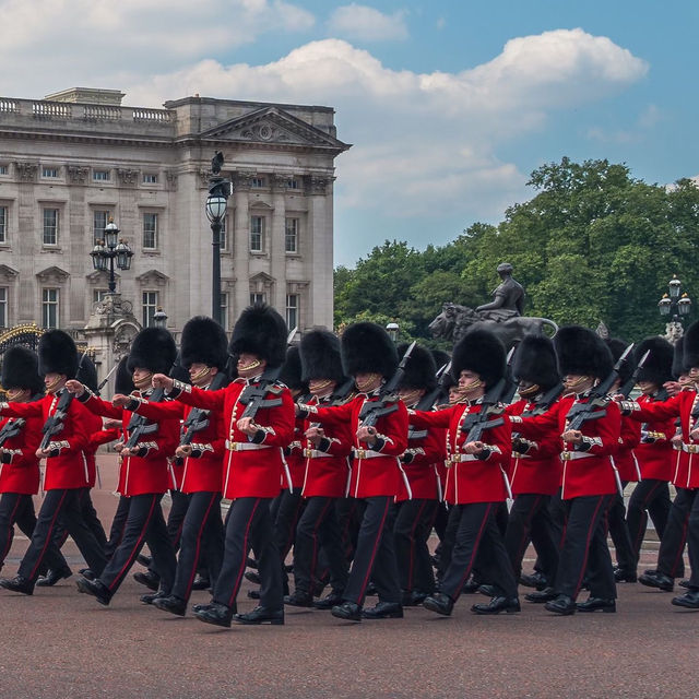 Buckingham Palace Royal guards 🏰